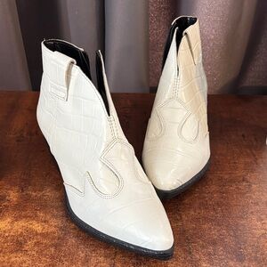 NWOT Gabriella Western Croc Embossed Leather Bootie Made in Italy